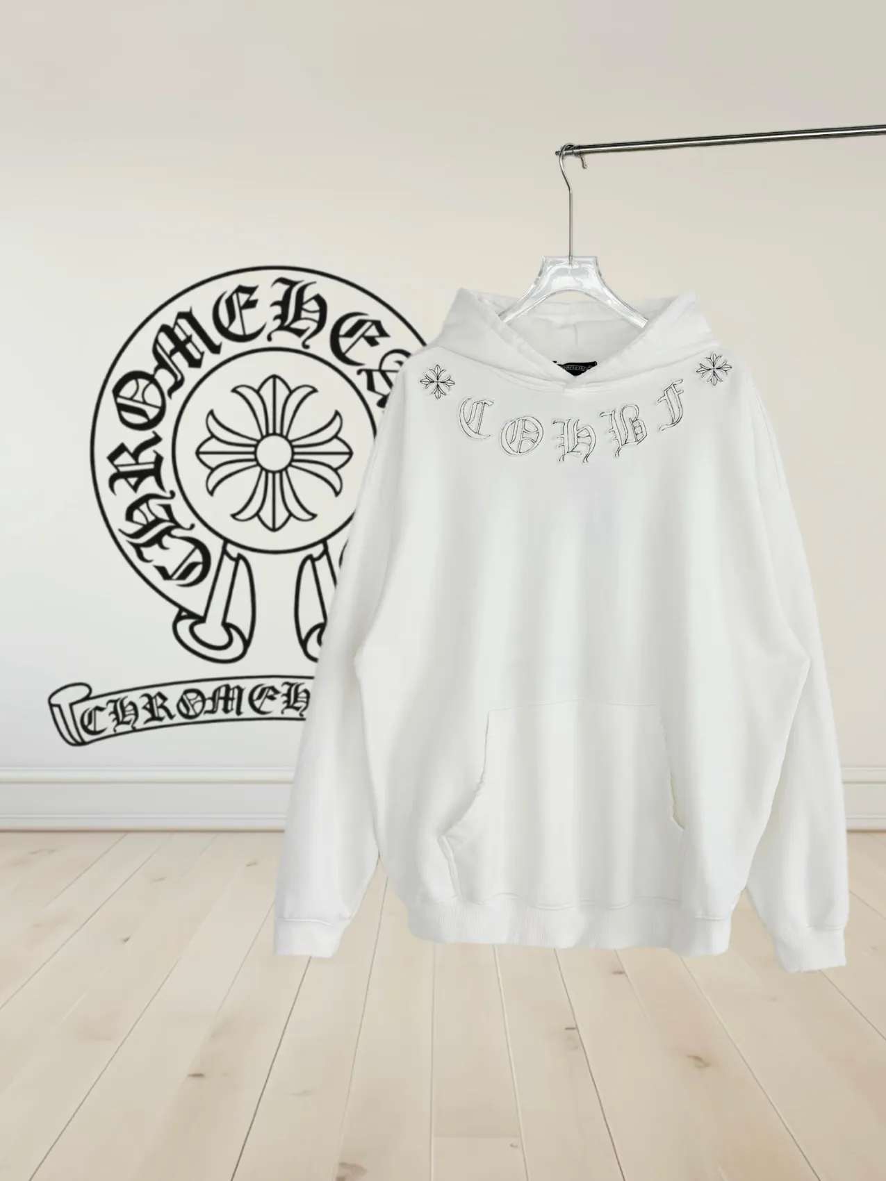 P340 [Higher version] Chrome Hearts*Chrome heart patch embroidered horseshoe logo‼ ️Hooded sweatshirt *Made of 430g pure cotton sweatshirt fabric with double yarns. The fabric is woven with double yarns and twisted together. The strength is 40% higher than that of single yarns, forming a three-dimensional texture similar to the texture of tripe. It not only maintains the moisture absorption and breathability of pure cotton, but also achieves "softness and not collapse" through double yarn thickening. The whole strip of Maliu scanning spray technology uses the washing process to produce a natural fading effect in parts, and the os version has a more lazy and loose feeling. *Laser burnt patch embroidery➕Frayed process: micro-label on the chest patch, large logo horseshoe pattern on the back, heavy laser burnt three-dimensional patch embroidery pattern design, washed and frayed, and the overall garment presents a lazy style. *Whether it is daily outings or sports and fitness, you can show your trendy attitude and become the focus of the street. Same style for men and women 𝐂𝐎𝐋𝐎𝐔𝐑: white, blue, black 𝐒𝐈𝐙𝐄: S-XL